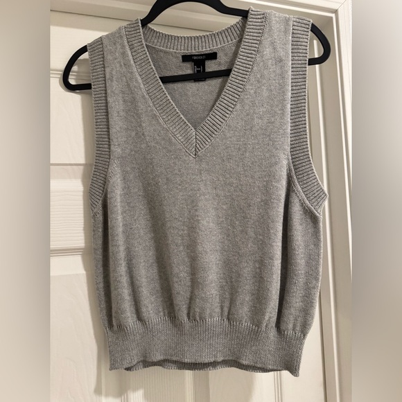 Forever 21 Sweaters - Forever 21 Light Gray Knit Vest